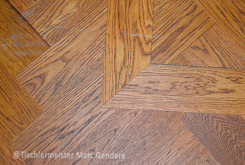 Gebeiztes Fischgrätenparkett aus Eiche