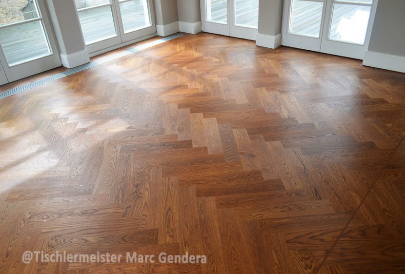 Gebeiztes Fischgrätenparkett aus Eiche